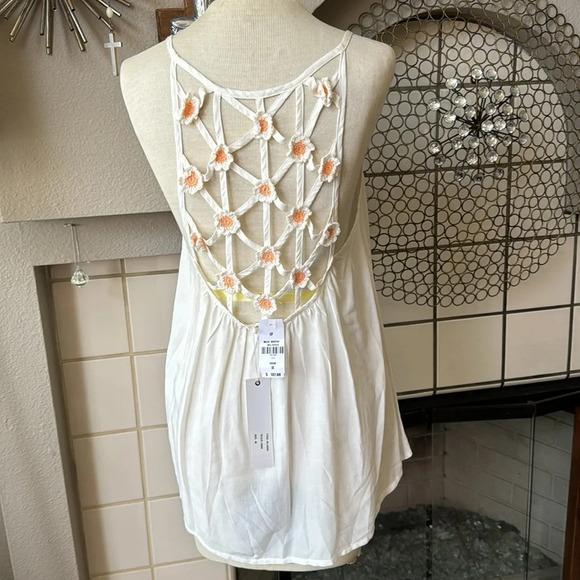 Millau white tank top with peach embroidered flowers on the back size medium NWT - Picture 7 of 7